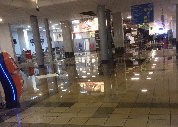 Потоп в аеропорту (фото з соцмереж)