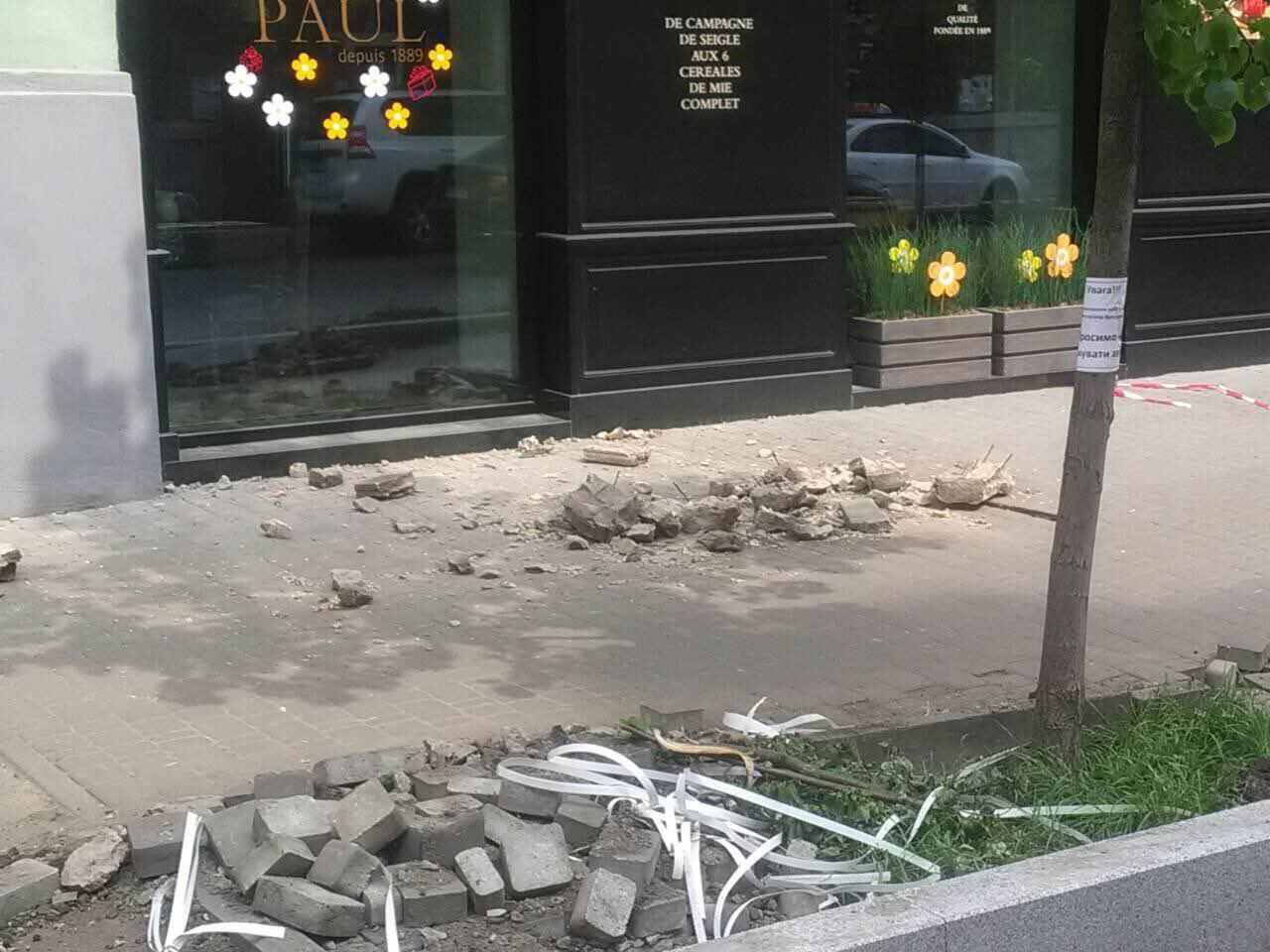 У центрі Києва обрушився фасад будинку
