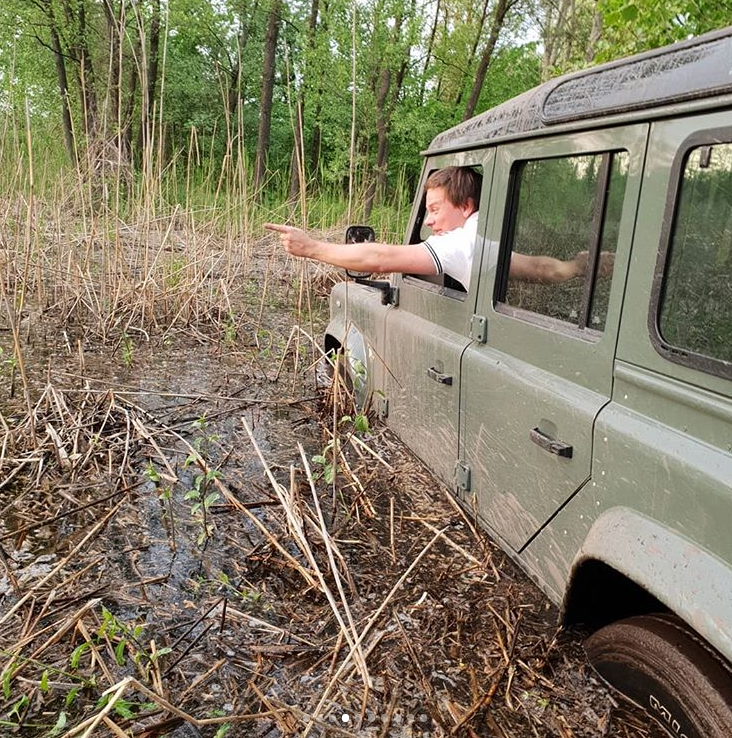 Ведучий "Світу навиворіт" провалився в болото під Черкасами: фото, відео