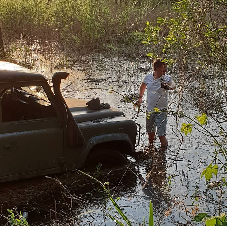 Ведучий "Світу навиворіт" провалився в болото під Черкасами: фото, відео