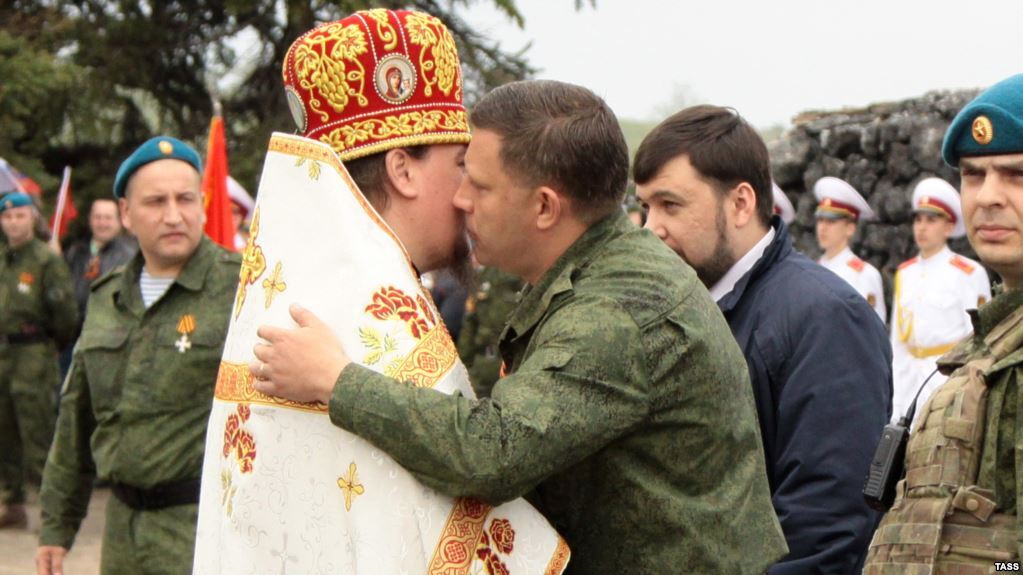 Главарь "ДНР" Александр Захарченко и священик УПЦ (МП). Саур-могила, Донецкая область, 8 мая 2015 года