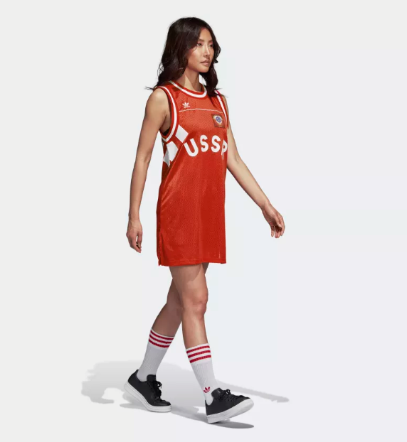 Легендарний бренд розлютив мережу "радянською" сукнею