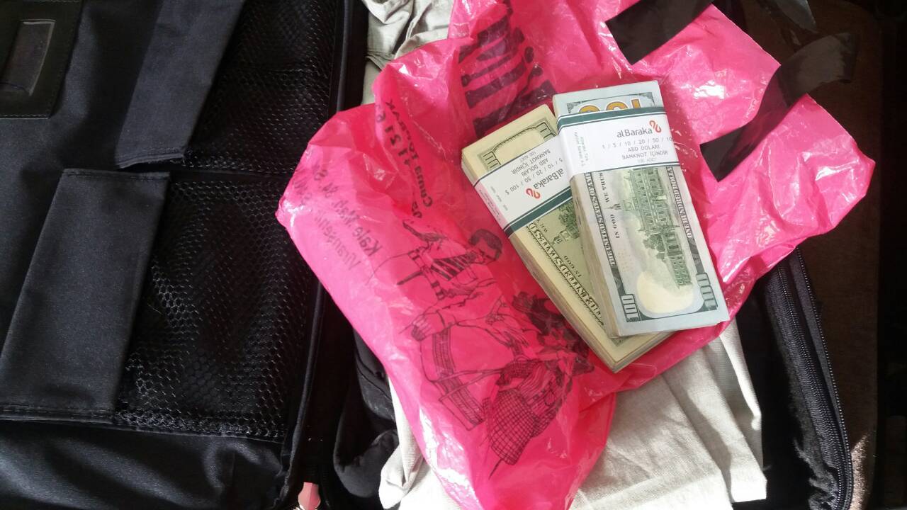 В Запорожском аэропорту украинские правоохранители забрали у турка 8 тысяч долларов (ФОТО)