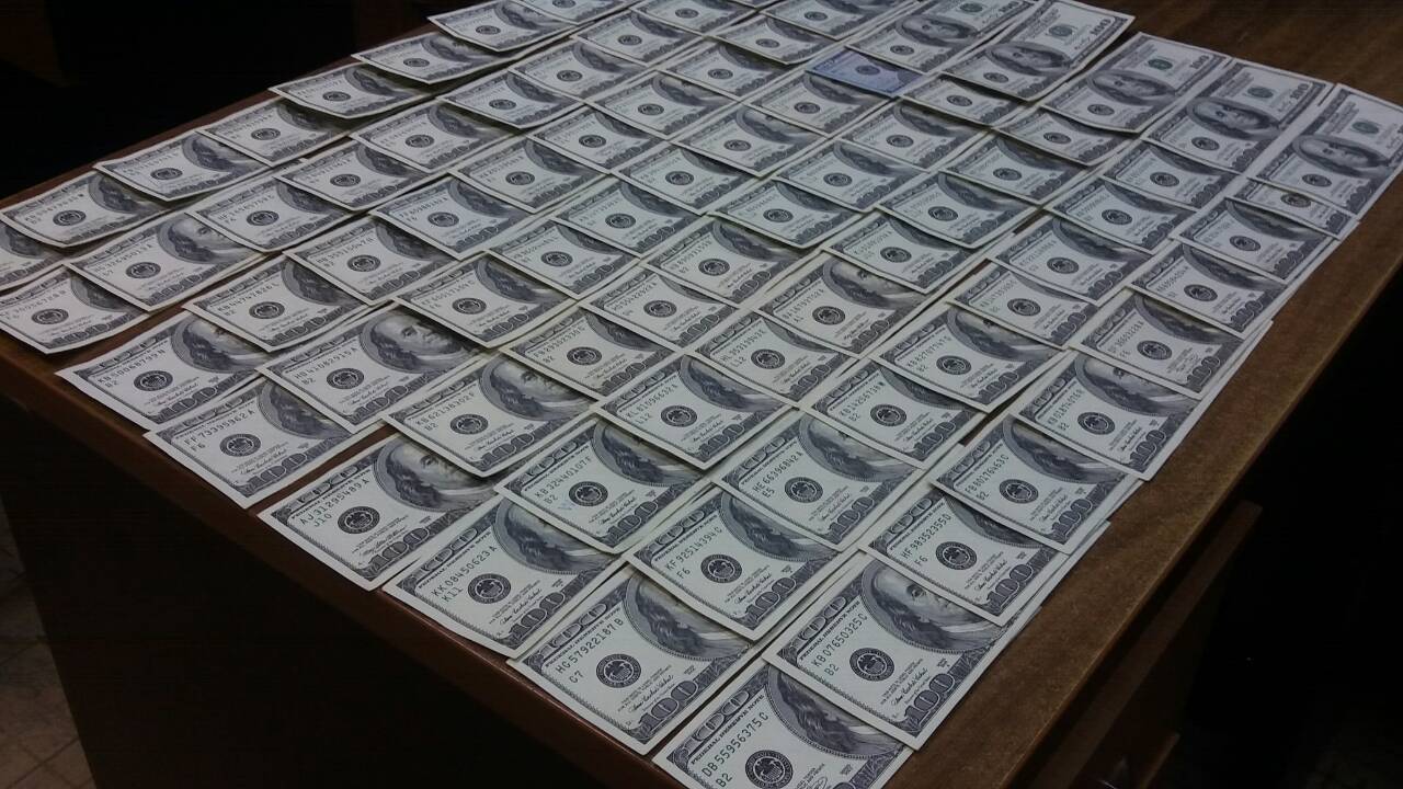 В Запорожском аэропорту украинские правоохранители забрали у турка 8 тысяч долларов (ФОТО)