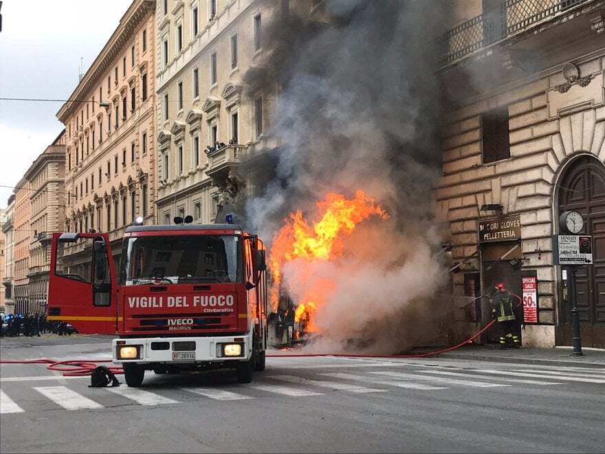 У Римі вибухнув пасажирський автобус: фото і відео НП