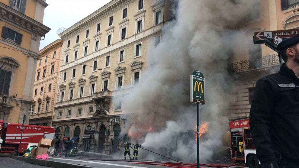 В Риме взорвался пассажирский автобус: фото и видео ЧП