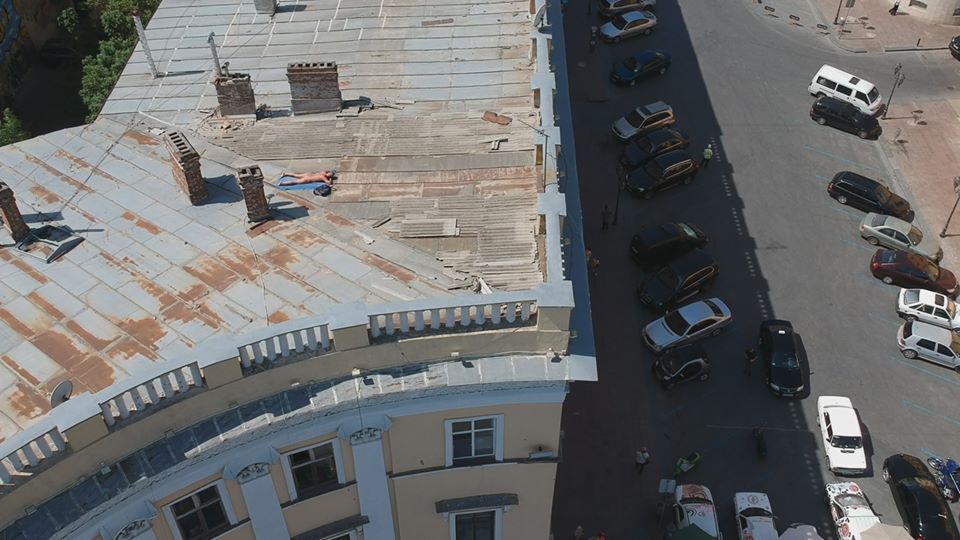 В Одесі зняли нудиста на даху будинку