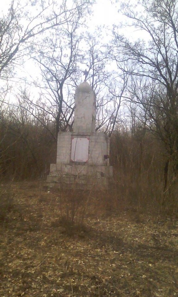 "Деды воевали": журналист показал заброшенные кладбища на Донбассе