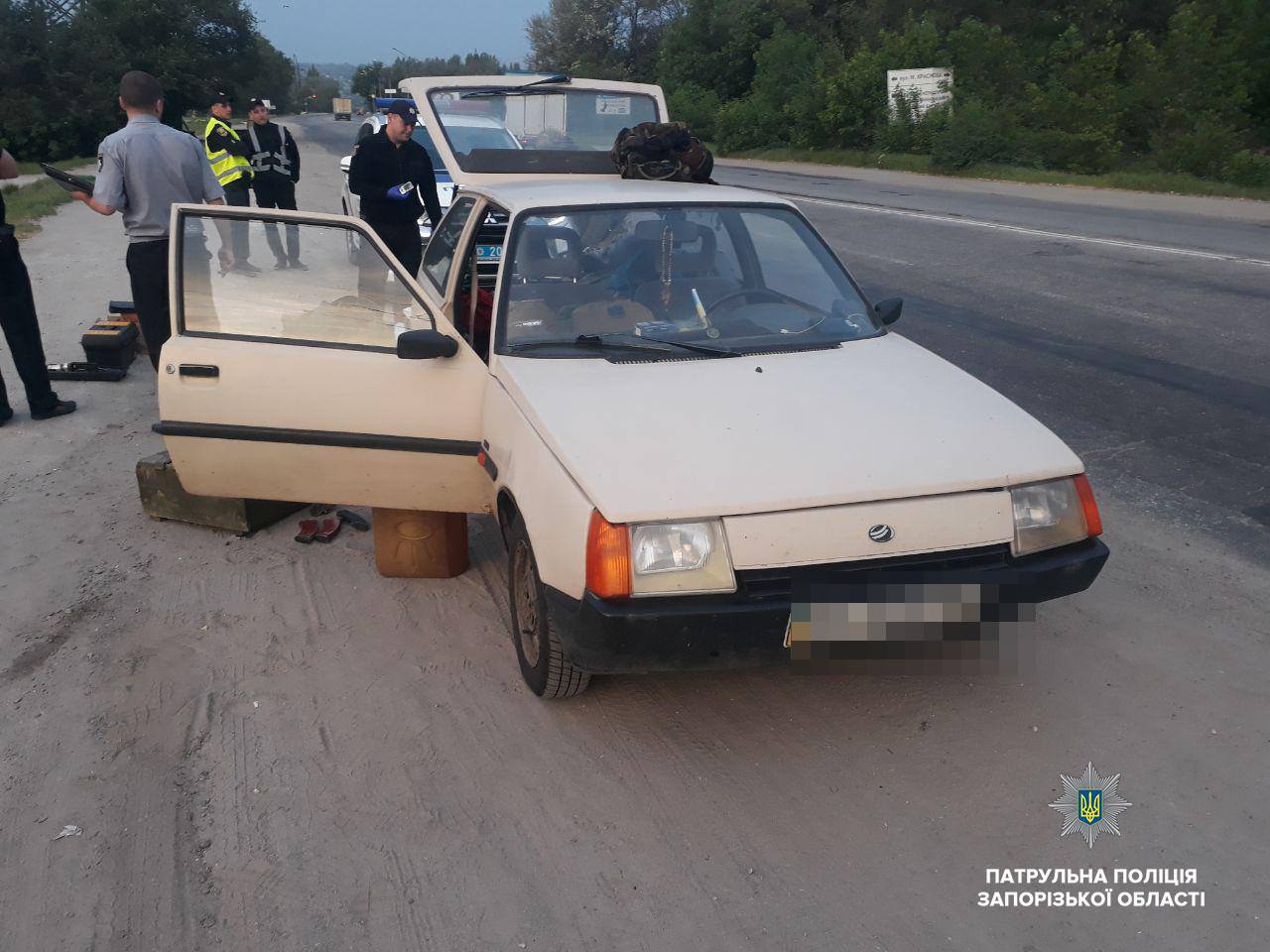 Три магазина к автомату Калашникова и детали реактивных снарядов: копы остановили авто в Запорожье (ФОТО) 