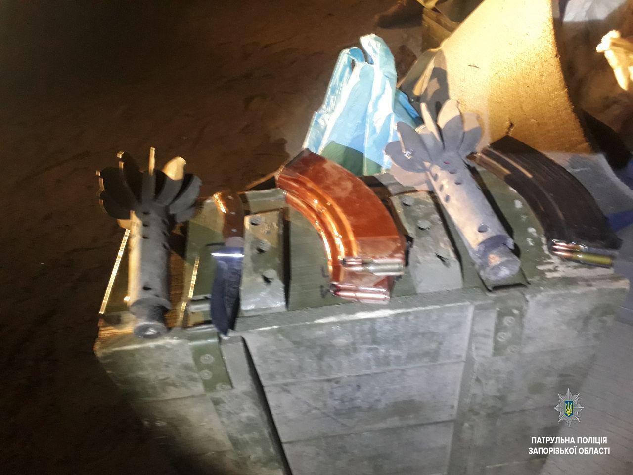 Три магазина к автомату Калашникова и детали реактивных снарядов: копы остановили авто в Запорожье (ФОТО) 