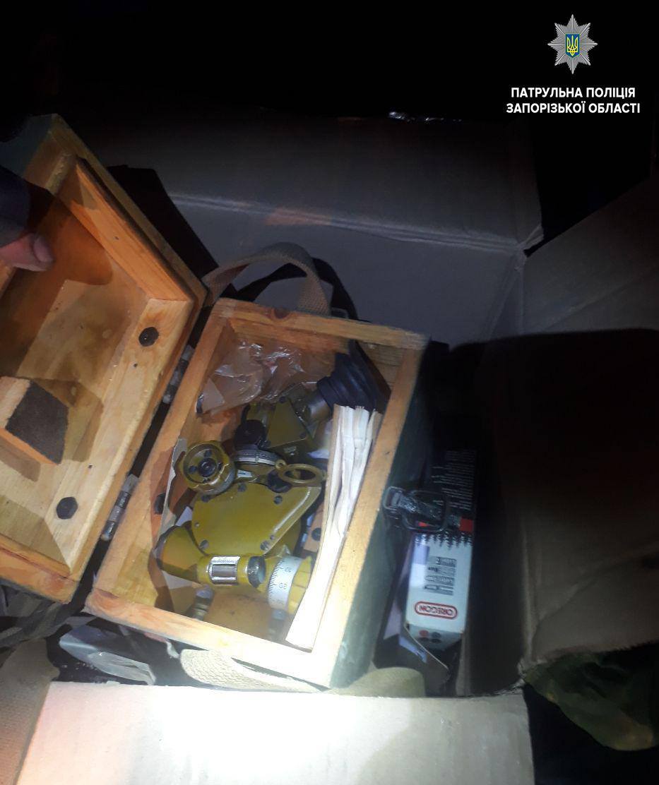 Три магазина к автомату Калашникова и детали реактивных снарядов: копы остановили авто в Запорожье (ФОТО) 