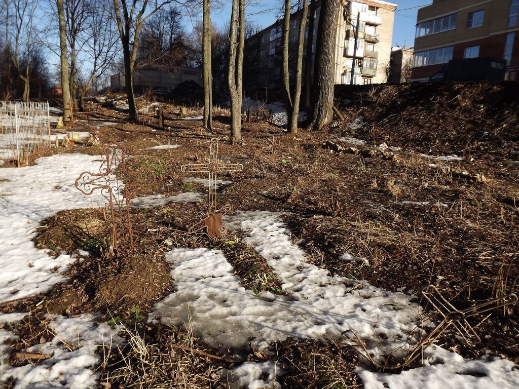 "Деды воевали": журналист показал заброшенные кладбища на Донбассе