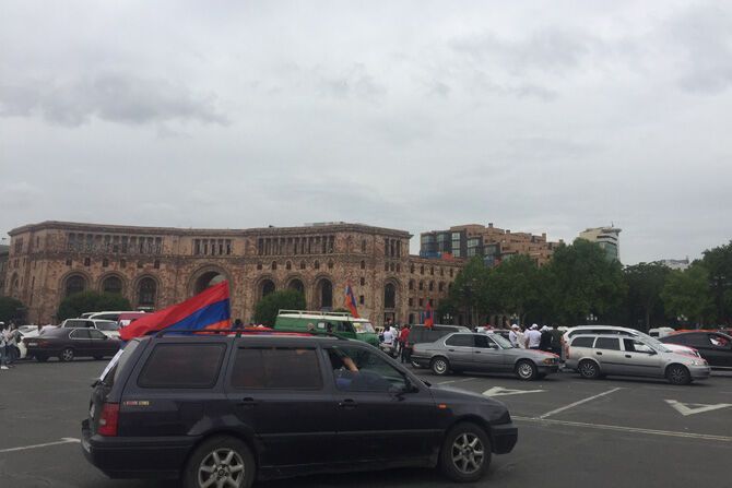 Майдан в Вірменії: тисячі людей вийшли на головну площу Єревана. Фото, відео