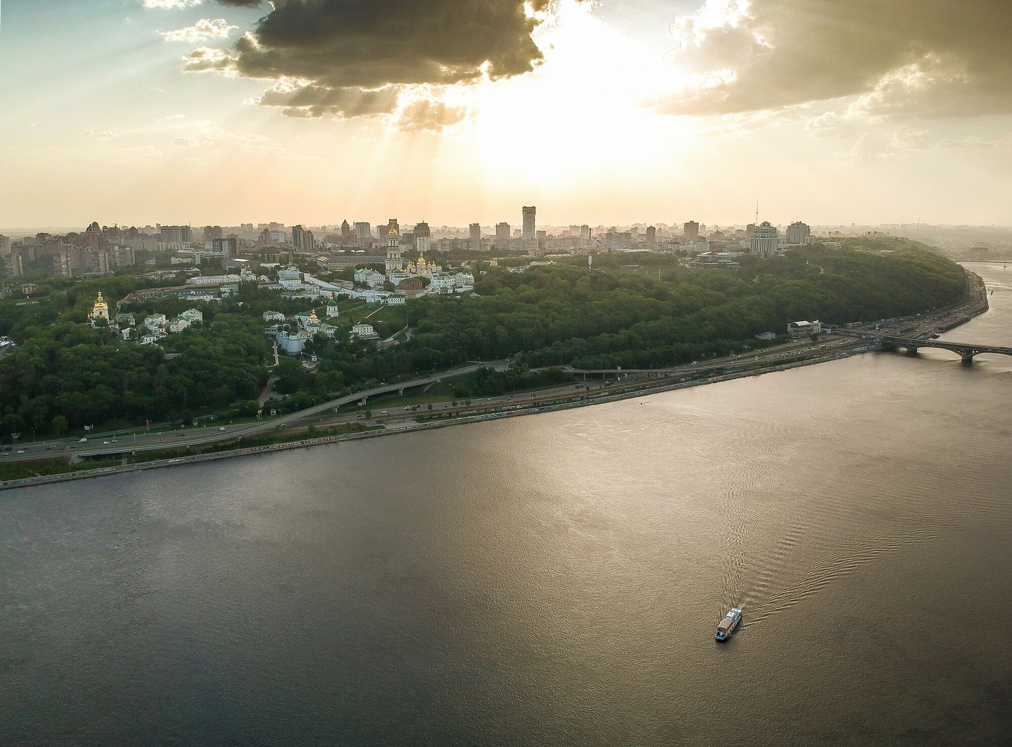 Місто-сад: опубліковані приголомшливі фото Києва з висоти