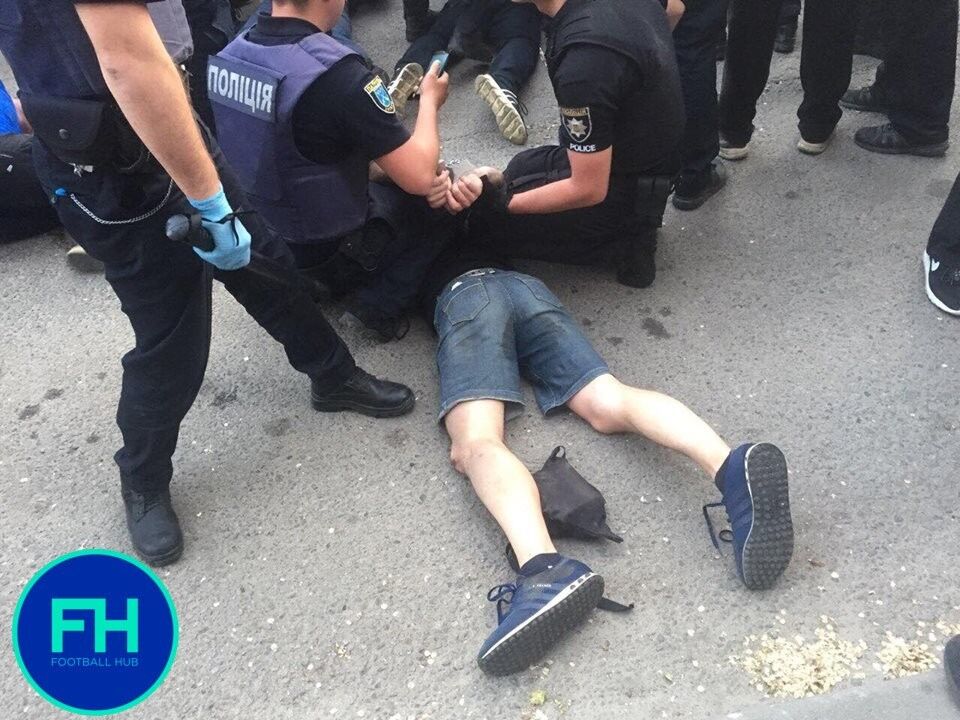 Ультрас устроили массовую драку с полицией на финале КУ по футболу