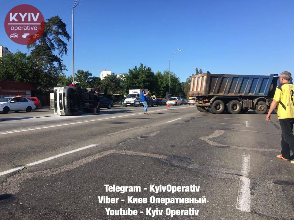 В Киеве грузовик "лег" на бок: фото и видео