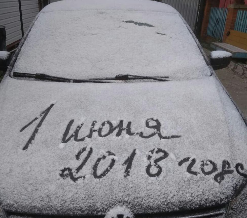 Росію завалило снігом в перший день літа: з'явилися фото і відео