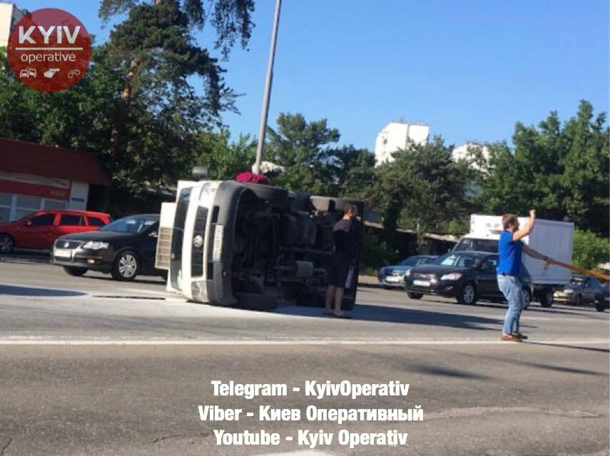 В Киеве грузовик "лег" на бок: опубликованы фото и видео опасного ДТП