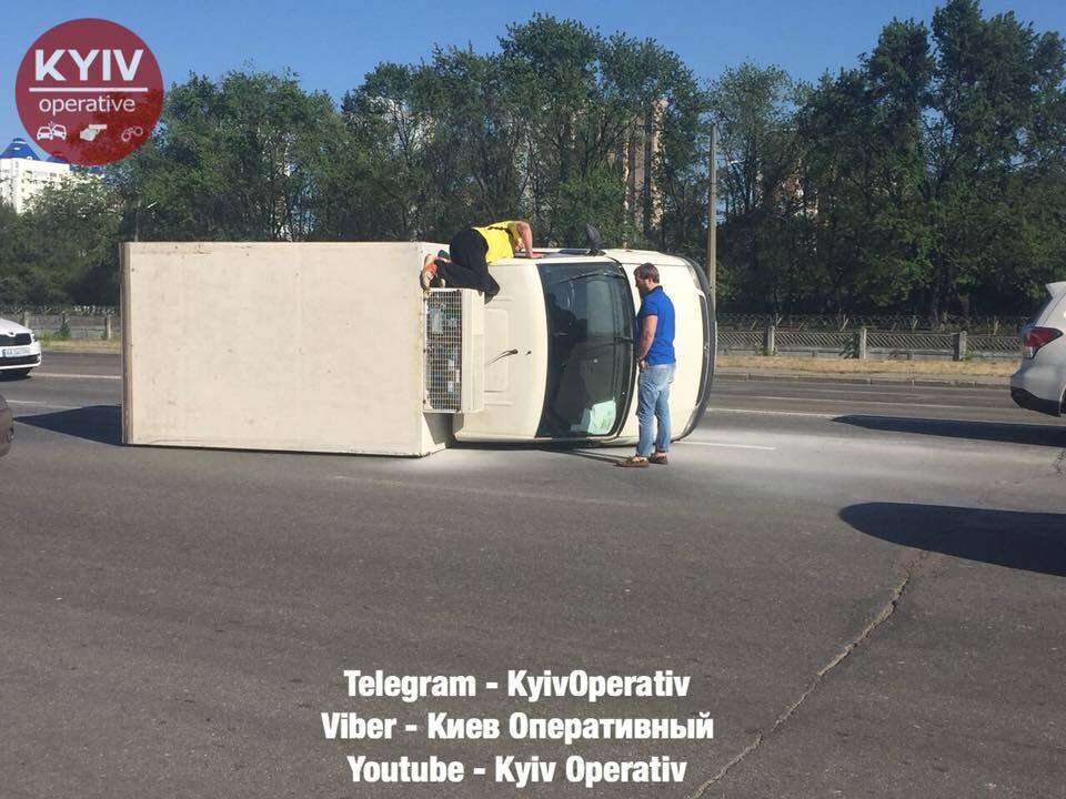 В Киеве грузовик "лег" на бок: фото и видео