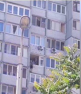 "Люди - пі**ри!" У Києві діти влаштували "танці" на карнизі 10-го поверху