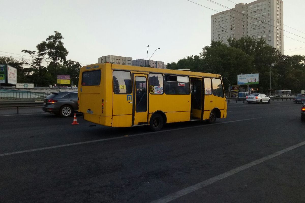 У Києві сталося потрійне ДТП з маршруткою: опубліковані фото і відео