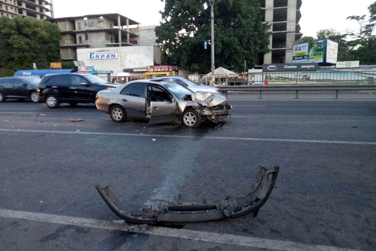 У Києві сталося потрійне ДТП з маршруткою: опубліковані фото і відео