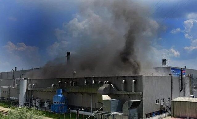 На немецком заводе BMW произошел масштабный пожар: фото инцидента