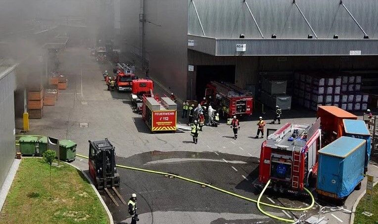 На німецькому заводі BMW сталася масштабна пожежа: фото інциденту