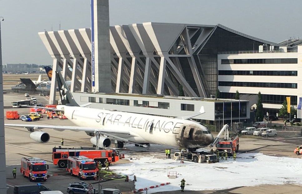 В аэропорту Франкфурта загорелся самолет: есть пострадавшие