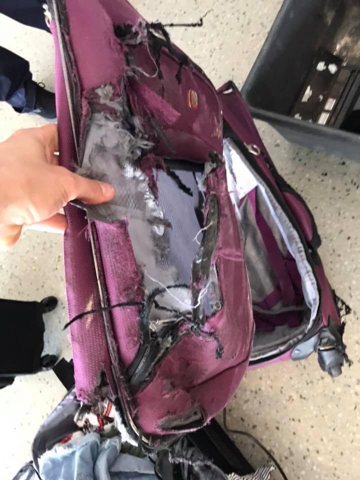 Американке выдали разорванный в клочья чемодан в аэропорту США