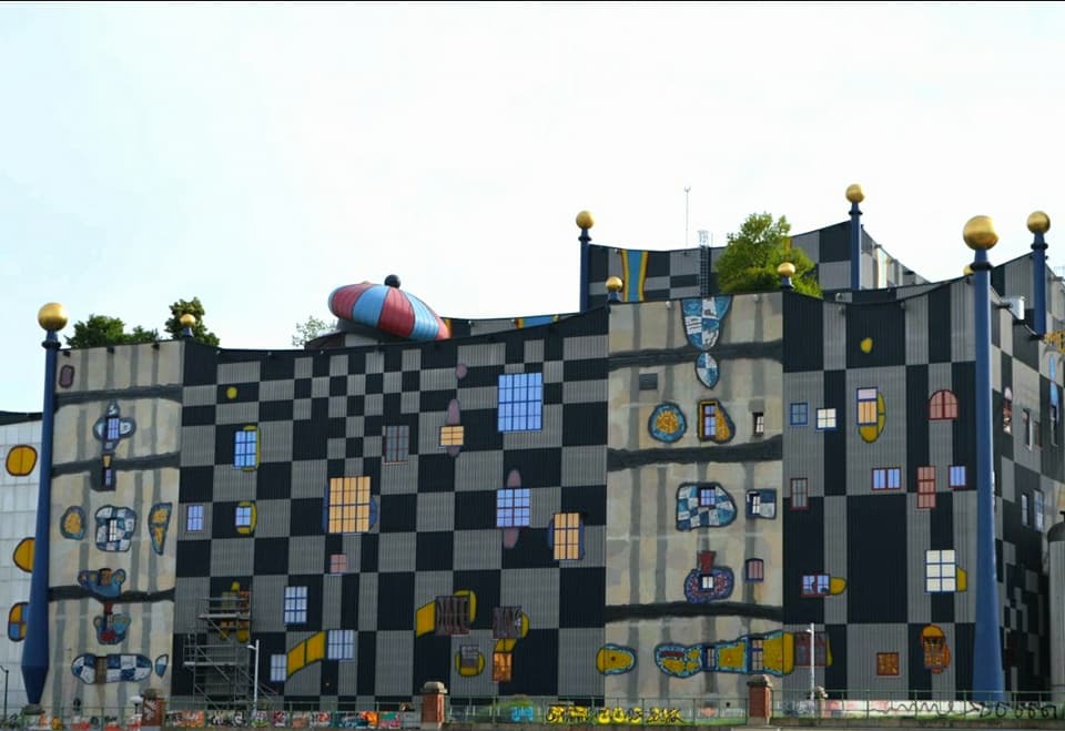 Пестрые стены и купола-фильтры: как выглядит мусоросжигательный завод в Вене