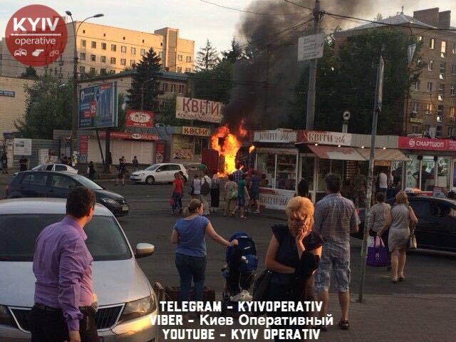 У Києві почалася пожежа на Лук'янівці: з'явилися фото з місця НП