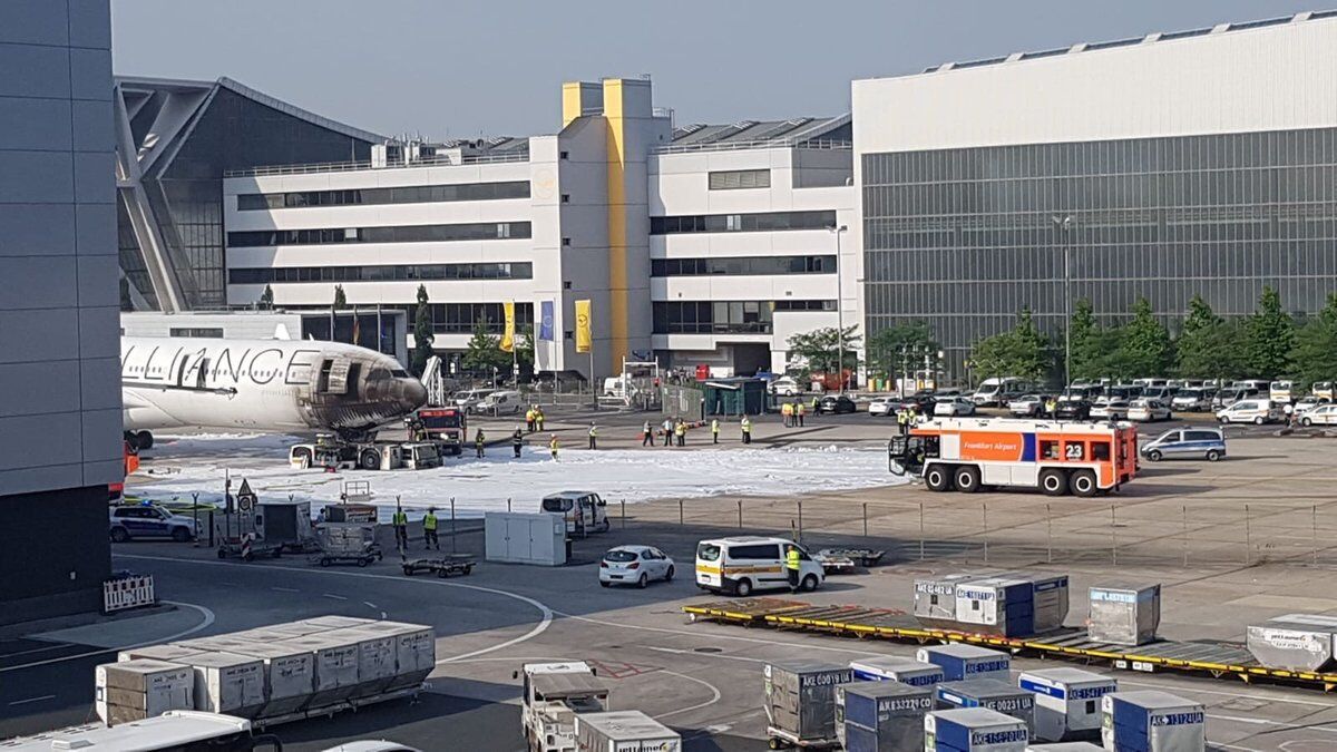 В аеропорту Франкфурта загорівся літак, є постраждалі: фоторепортаж з місця НП