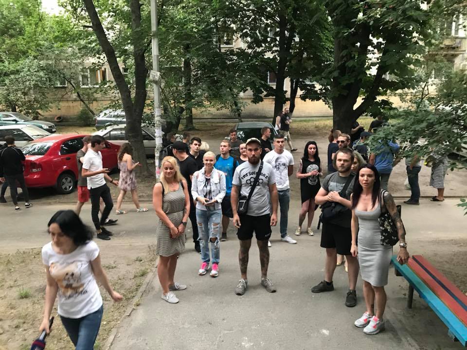 "Це була дурість": у Києві активісти прийшли в гості до малолітнього шкуродера. Відеофакт