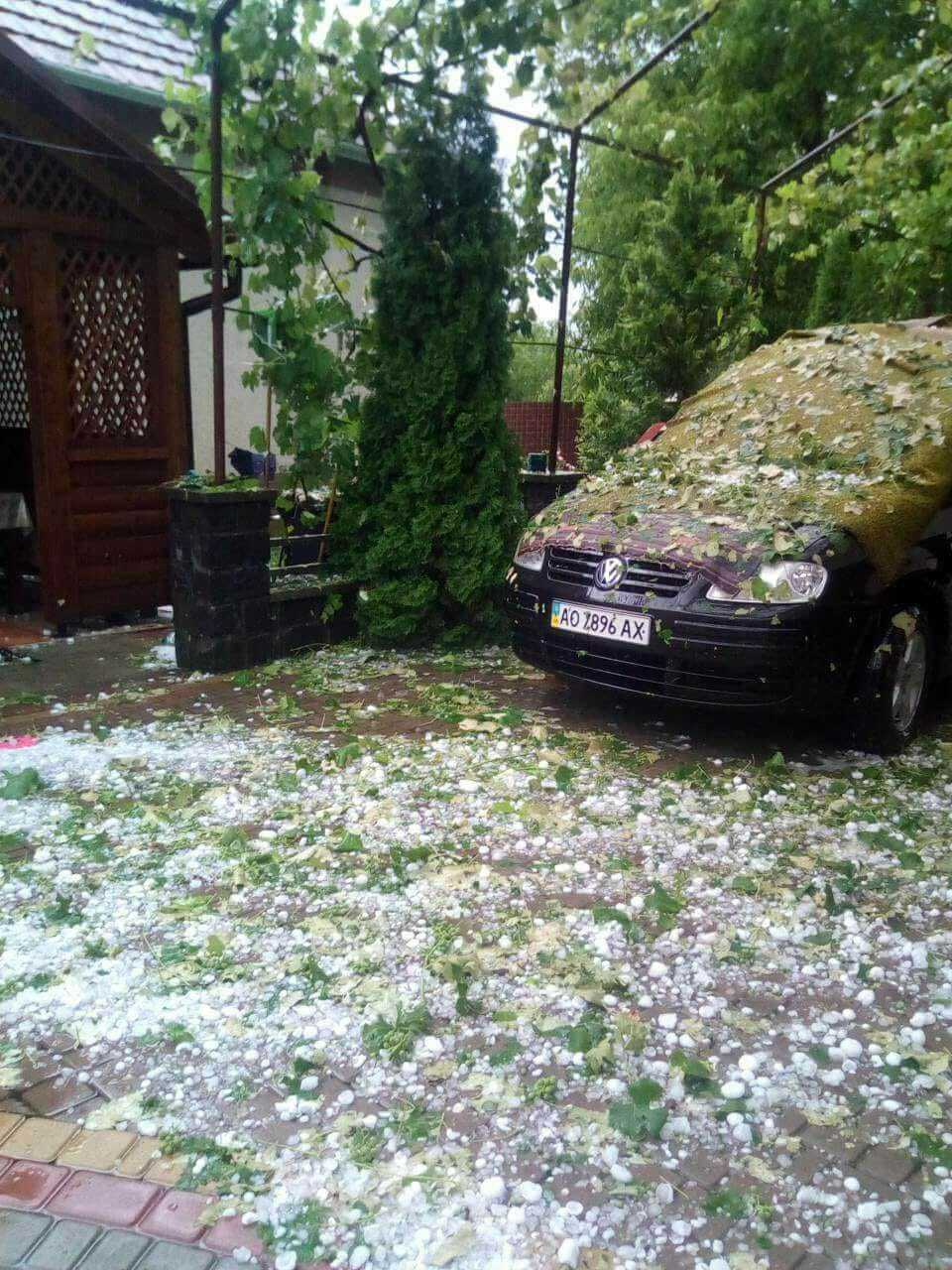 Камені з неба: Україну накрив величезний град. Опубліковані фото і відео