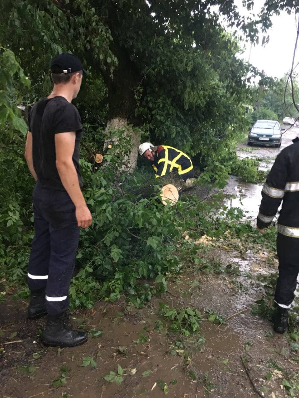 Камни с неба: на Украину обрушился огромный град. Фото и видео последствий