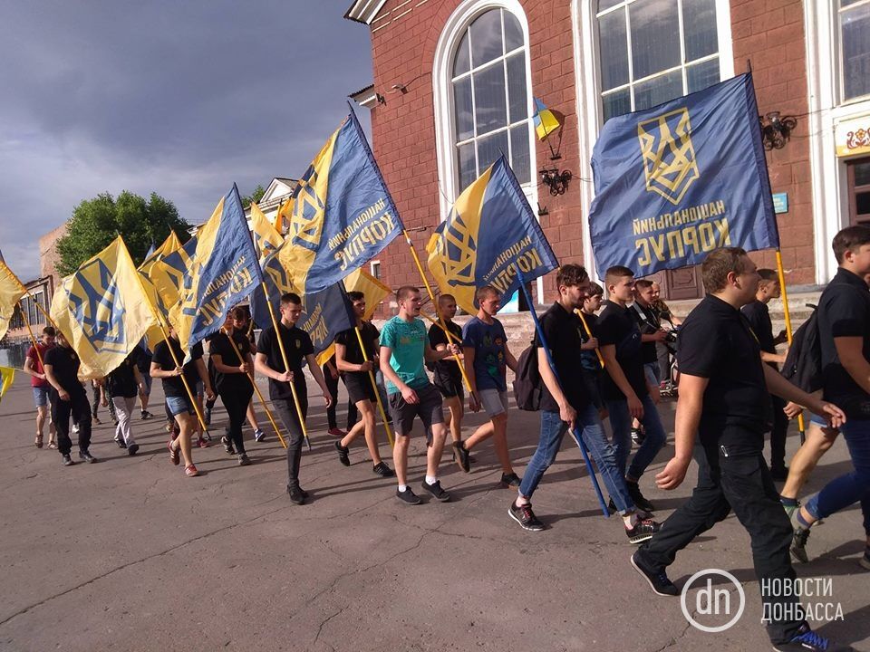 "Росія, зупинись!" Під Донецьком спалили опудало Путіна: опубліковані фото