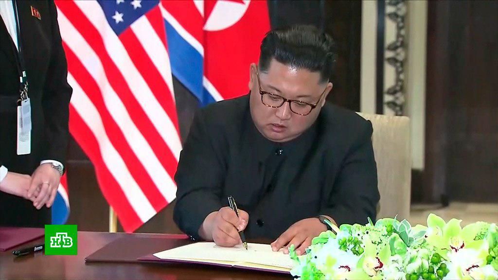 Ким Чен Ына уличили в конспирации с ручкой: фотофакт