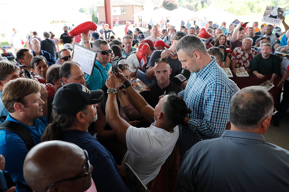 Американцы выстраивались в длинные очереди, чтобы взять автограф у Виталия Кличко: фото, видео