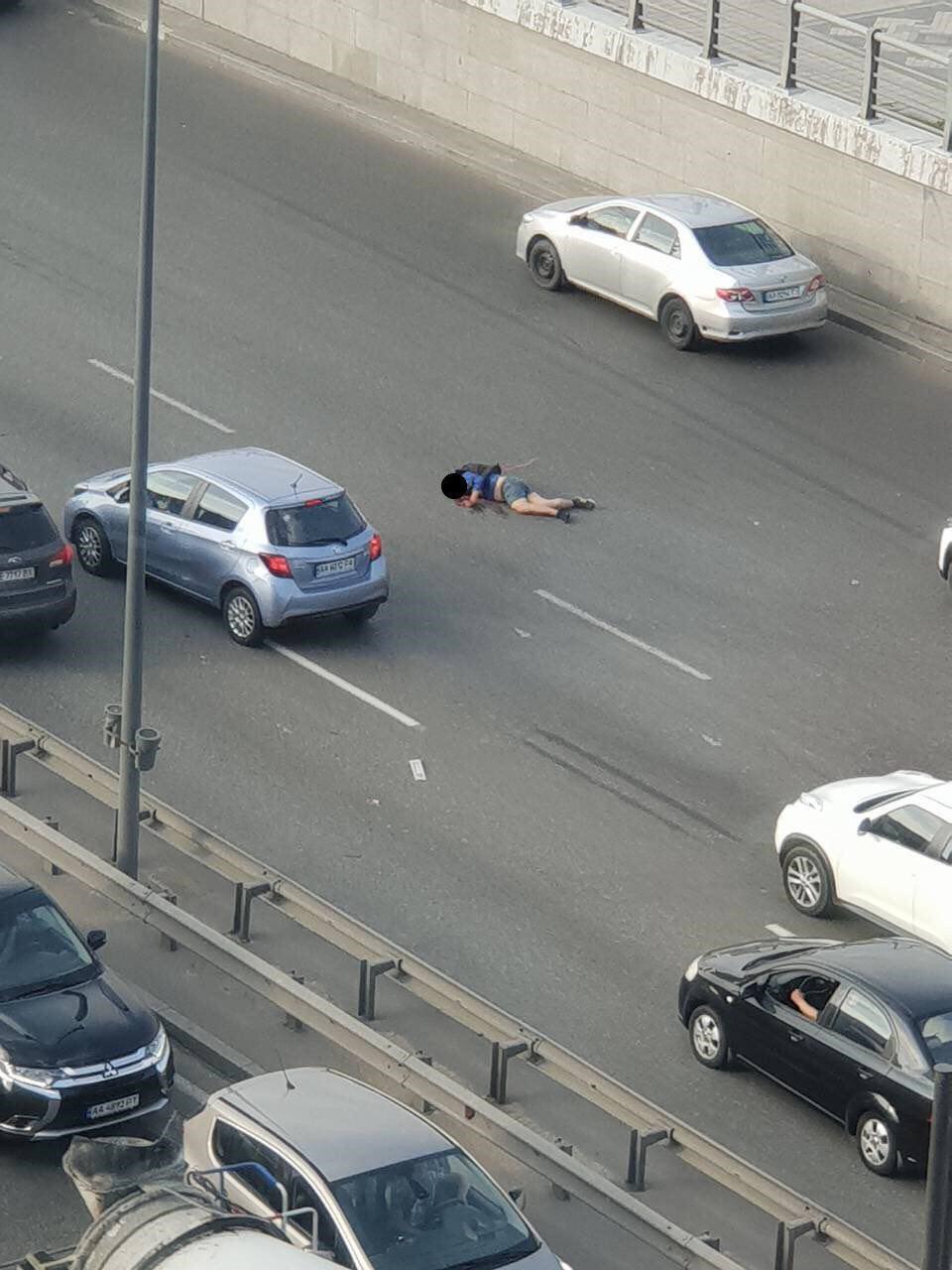 Позбувся голови: у Києві чоловік кинувся під авто і не вижив. Фото 18+
