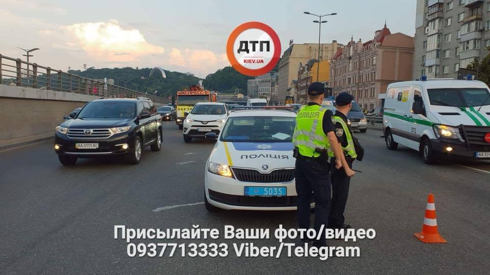 Позбувся голови: у Києві чоловік кинувся під авто і не вижив. Фото 18+