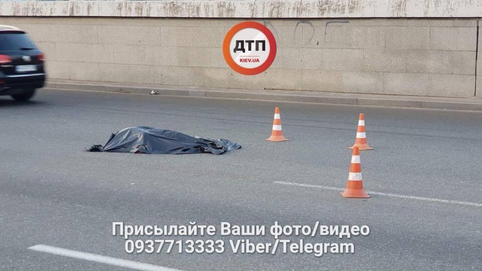 Позбувся голови: у Києві чоловік кинувся під авто і не вижив. Фото 18+