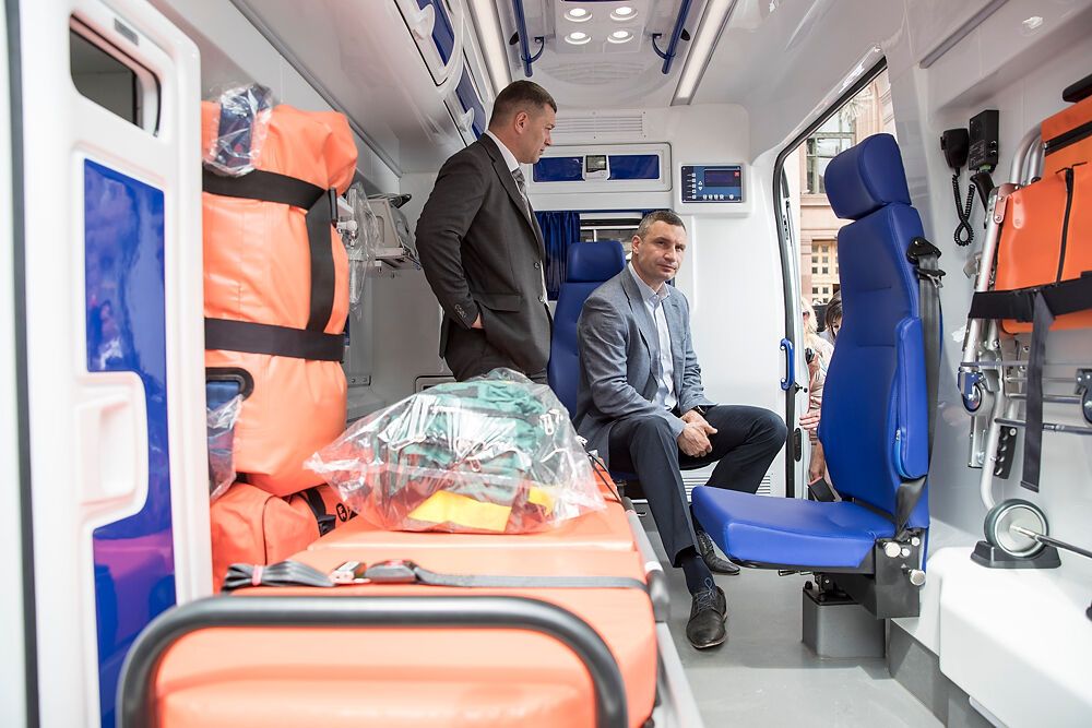 Кличко передав 25 швидких з сучасним медичним обладнанням для потреб екстреної меддопомоги