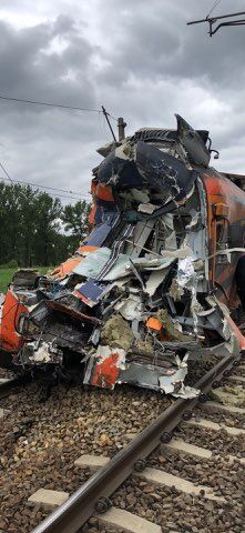 В Польше грузовик протаранил поезд: десятки пострадавших. Подробности и фото