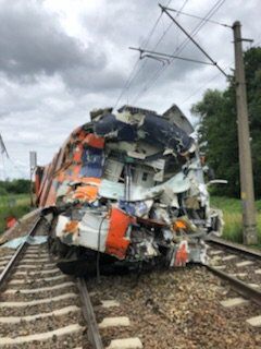 В Польше грузовик протаранил поезд: десятки пострадавших. Подробности и фото