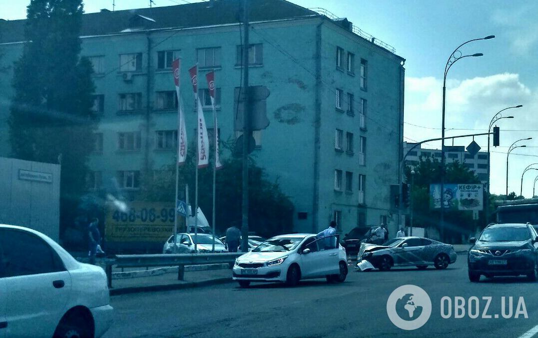 Автобоулінг: в Києв: легковик "приземлився" на пішохідний перехід