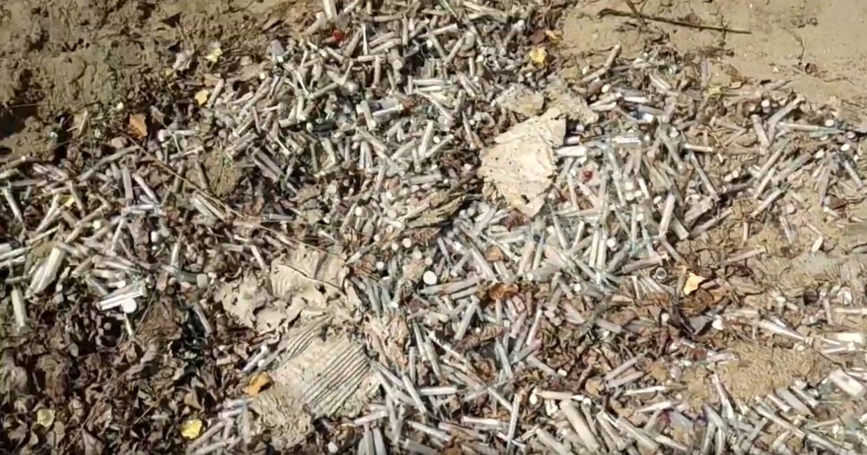 В Запорожье обнаружили стихийную свалку с использованными шприцами 