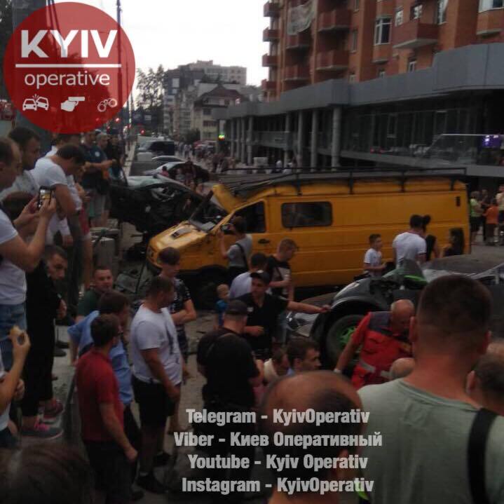 На спидометре 145 км/ч: под Киевом авто вылетело в остановку