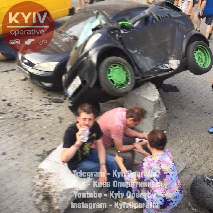  Спидометр застыл на 145 км/ч: под Киевом BMW вылетело в остановку