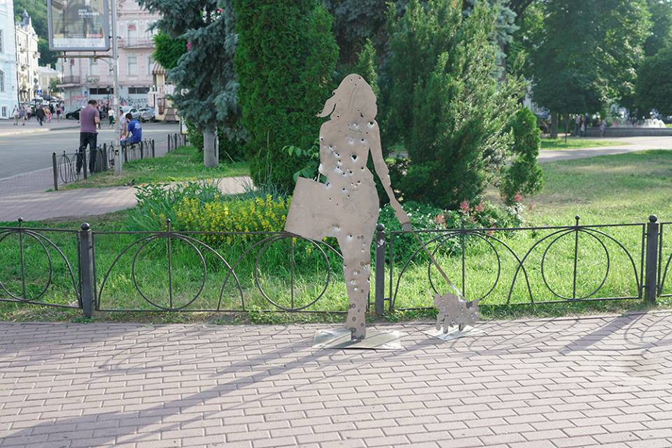 У Києві з'явилися фігури розстріляних людей